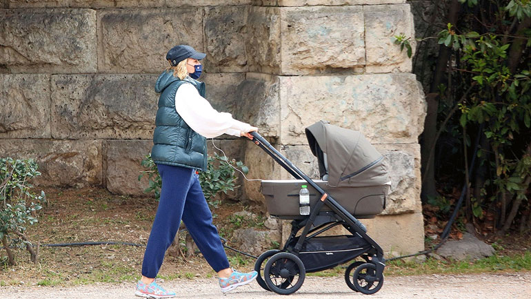 Τζένη Μπαλατσινού: Βόλτα στο Ζάππειο με τον νεογέννητο γιο της