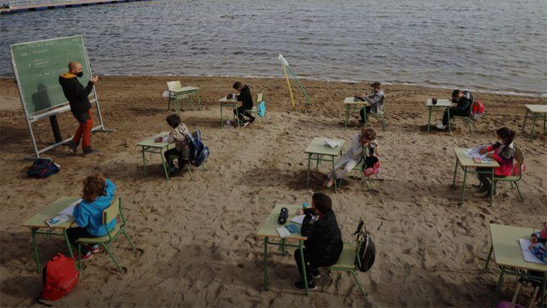 Ισπανοί μαθητές μετέφεραν τις τάξεις τους στην… παραλία