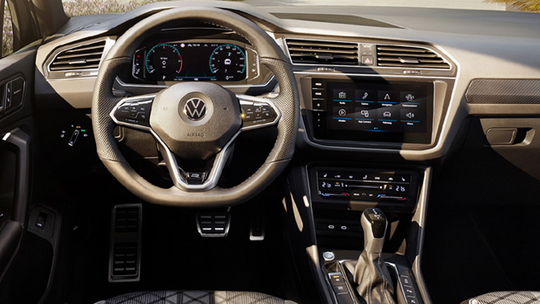 Ψηφιακός πίνακας οργάνων και μεγάλη οθόνη αφής.