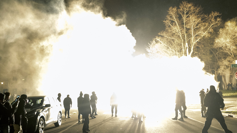Ο Μπάιντεν καλεί σε ψυχραιμία μετά τον θάνατο του νεαρού Αφροαμερικανού – Απαγόρευση νυχτερινής κυκλοφορίας στη Μινεάπολη
