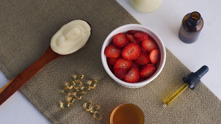 Σπιτική μάσκα προσώπου με φράουλες για βαθιά απολέπιση