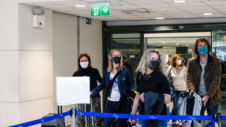 Ρόδος: Έφτασαν οι 189 Ολλανδοί τουρίστες που συμμετέχουν στο πιλοτικό πρόγραμμα για το άνοιγμα του τουρισμού