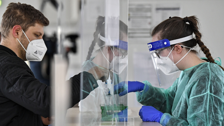 Κορωνοϊός: 294 θάνατοι το τελευταίο 24ωρο στη Γερμανία