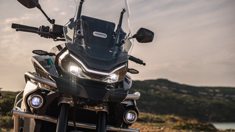 Φωτιστικά σώματα LED με φώτα ημέρας DRL.