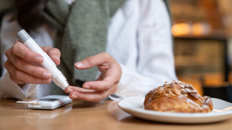 Οι πτώσεις του σακχάρου μετά τα γεύματα αυξάνουν την πείνα