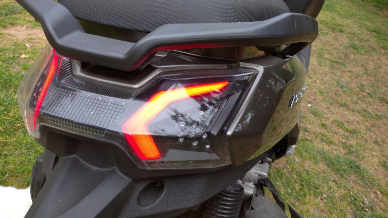 LED φωτιστικά σώματα εμπρός και πίσω.