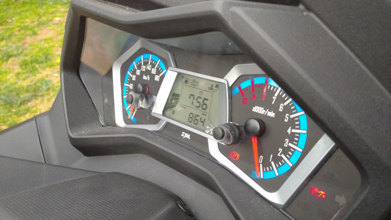 Αναλογικά όργανα με μια πληρέστατη ψηφιακή οθόνη στο κέντρο.