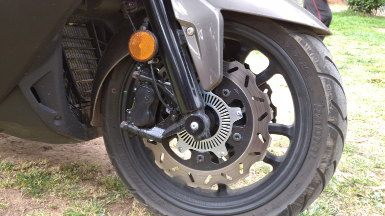 Το ABS και το traction control ελάχιστα χρειάστηκαν αφού το σύνολο είναι εξαιρετικά δομημένο.