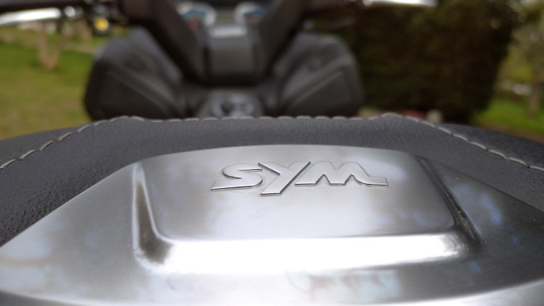 Η σέλα είναι τεράστια και πολύ άνετη για δύο άτομα.