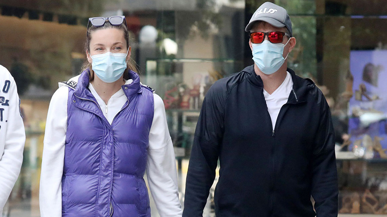 Μαριέττα Χρουσαλά – Λέων Πατίτσας: Χεράκι – χεράκι στη Γλυφάδα