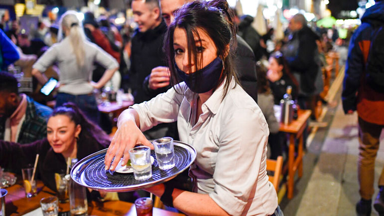 Οι Βρετανοί κέρδισαν την «ελευθερία»: Γέμισαν οι παμπ – Εμβολιάζονται άμεσα οι ηλικίες 40-49 ετών