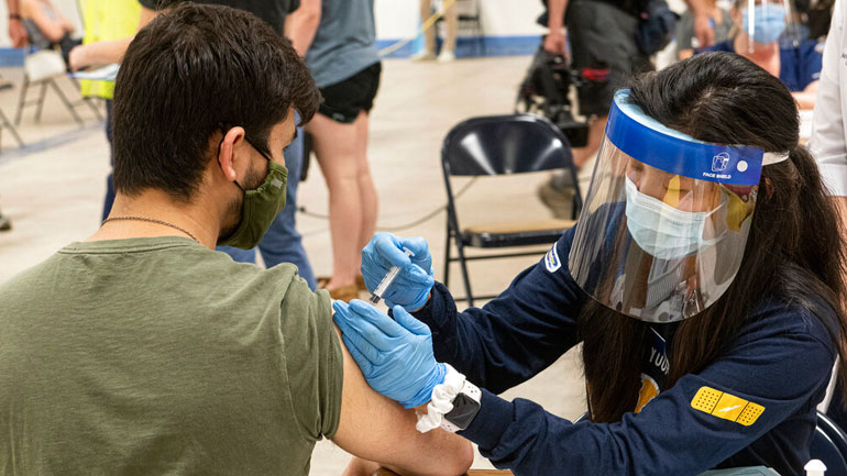 Ξεκινούν τη Δευτέρα οι εμβολιασμοί με Johnson & Johnson