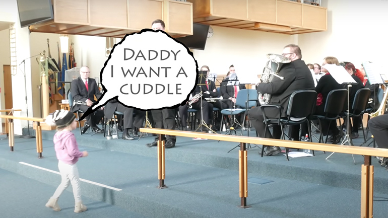 Κοριτσάκι θέλει να αγκαλιάσει τον μπαμπά του κατά τη διάρκεια μιας συναυλίας 