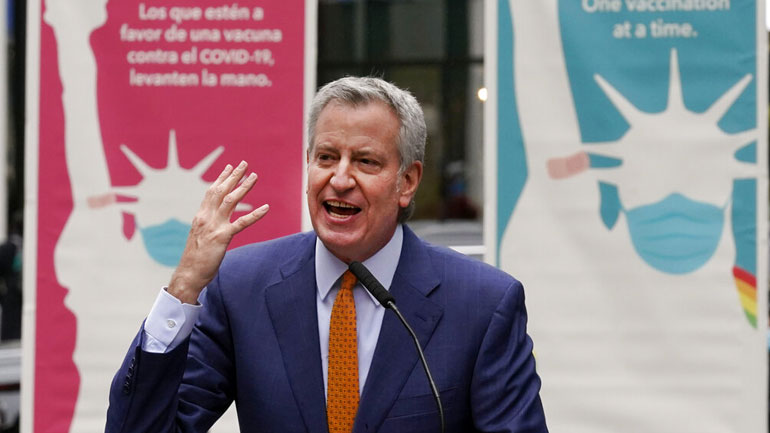 Times Square: Ο δήμαρχος της Νέας Υόρκης και ο Λιν Μάνουελ Μιράντα εγκαινίασαν κέντρο εμβολιασμού