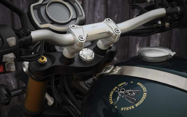 Υπογραφή του McQueen στην τιμονόπλακα και ειδικό γραφικό στο ρεζερβουάρ.