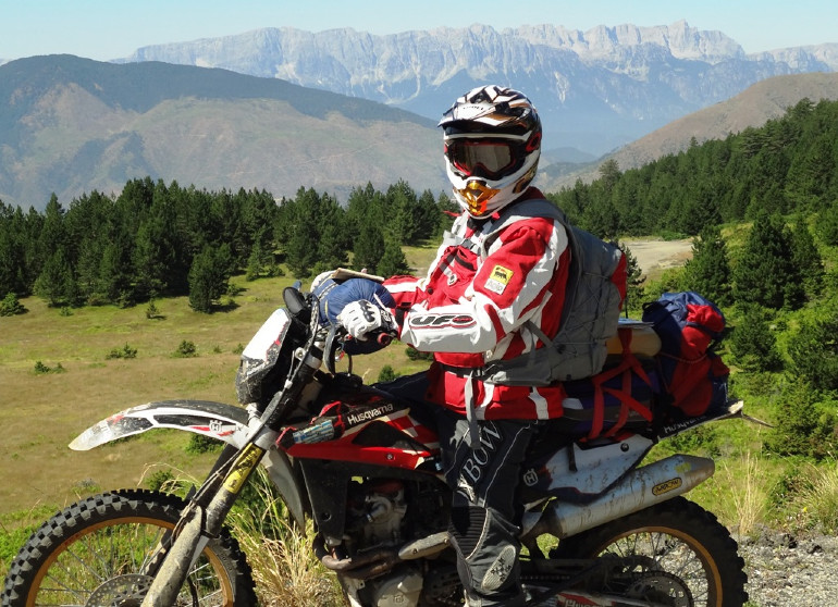 Σε κάποιο βουνό της Ελλάδας με το enduro του και σίγουρα καλή παρέα...