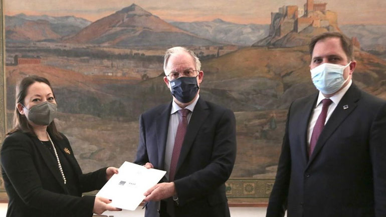 Βουλή: Επιδόθηκε στον Κ. Τασούλα η Ετήσια Έκθεση της Ανεξάρτητης Αρχής Δημοσίων Εσόδων