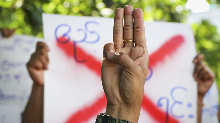 Οι ακτιβιστές στη Μιανμάρ πραγματοποίησαν διαμαρτυρία ρίχνοντας κόκκινη μπογιά