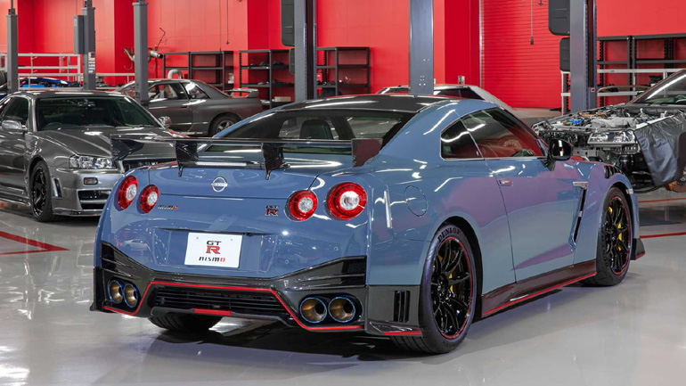 Τεράστια πίσω πτέρυγα και τετραπλές απολήξεις.