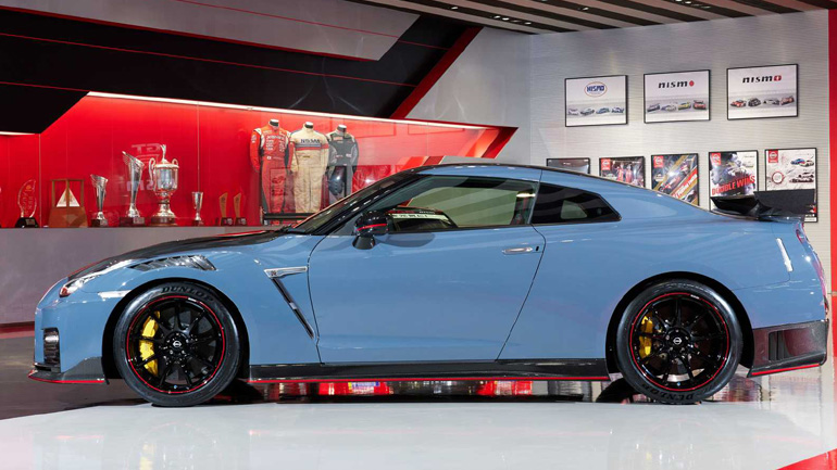 Μοναδική απόχρωση και φουλ carbon στον αμάξωμα.