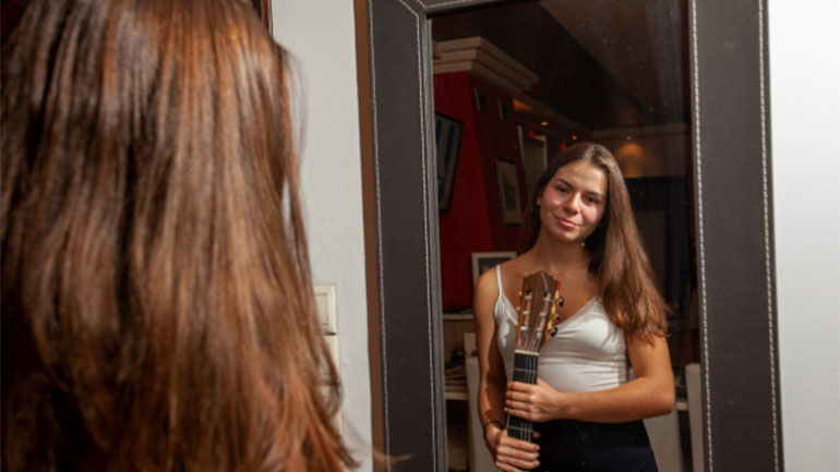 Μια 17χρονη από τις Πρέσπες «μαγεύει» με τους ήχους της κιθάρας της και κερδίζει διακρίσεις