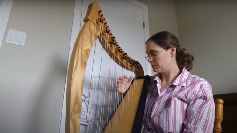 Μια γυναίκα παίζει άρπα