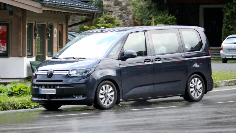 Κατασκοπευτική φωτογραφία από τις πρώτες δοκιμές στο δρόμο του νέου Transporter