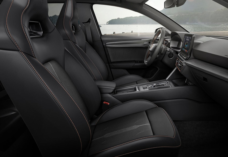 Σπορ καθίσματα με ενσωματωμένα προσκέφαλα για άριστη στήριξη στο σώμα.