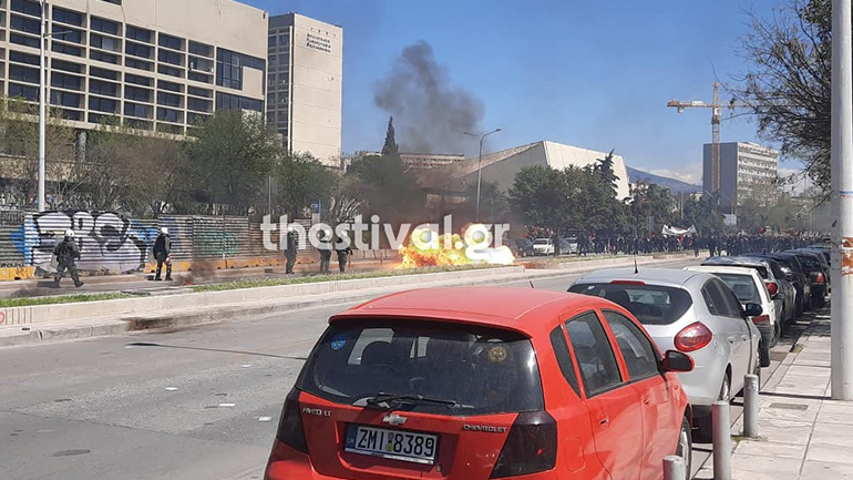 Ένταση και μολότοφ στη Θεσσαλονίκη – Αναφορές για έναν τραυματία