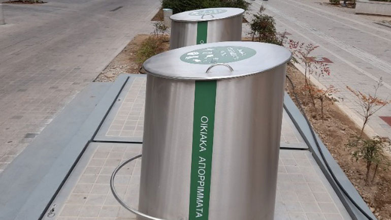 Θεσσαλονίκη: Άγνωστοι έβαψαν με σπρέι τους καινούριους υπόγειους κάδους