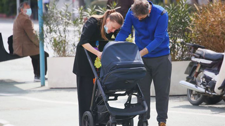 Αλέξανδρος Μπουρδούμης & Λένα Δροσάκη: Βόλτα με τον γιο τους στο κέντρο της πόλης