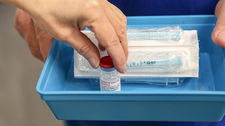 Η Βραζιλία ερευνά πληροφορίες για ανταλλαγή εμβολίων κατά της Covid-19 με χρυσό από παράνομες εξορύξεις