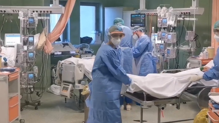 Δύο στους 100 ασθενείς Covid-19 σε ΜΕΘ παθαίνουν εγκεφαλικό