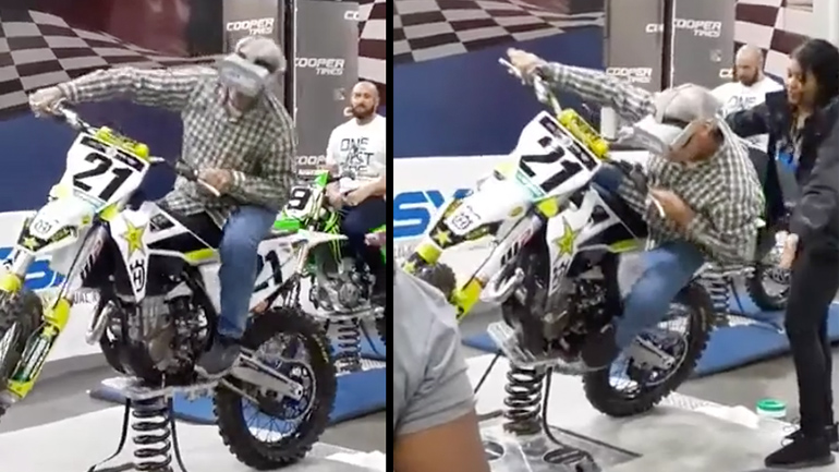 Παππούς δοκιμάζει την εικονική πραγματικότητα