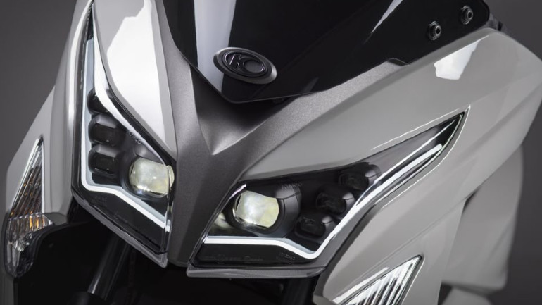 Πολλαπλοί προβολείς LED στο εμπρός φωτιστικό σώμα.