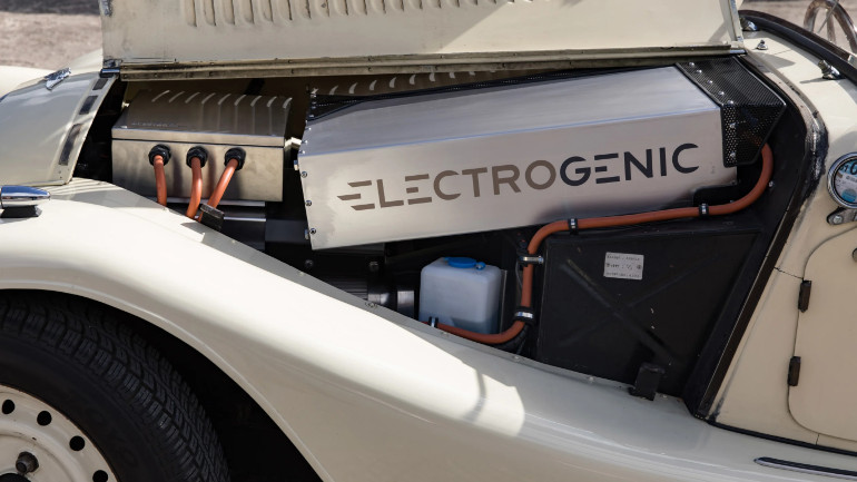 Στη θέση του κινητήρα έχει τοποθετηθεί το ηλεκτρικό σύνολο.