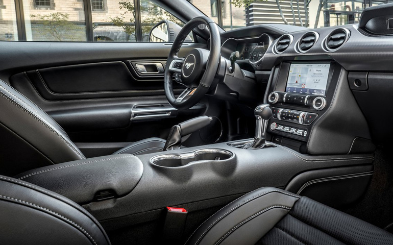 Καθαρά οδηγοκεντρικό το εσωτερικό της Mustang. 