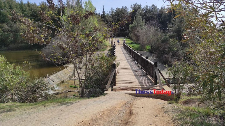 Επικίνδυνη γέφυρα στο Φράγμα της Θέρμης – Φόβοι για πτώση πεζών