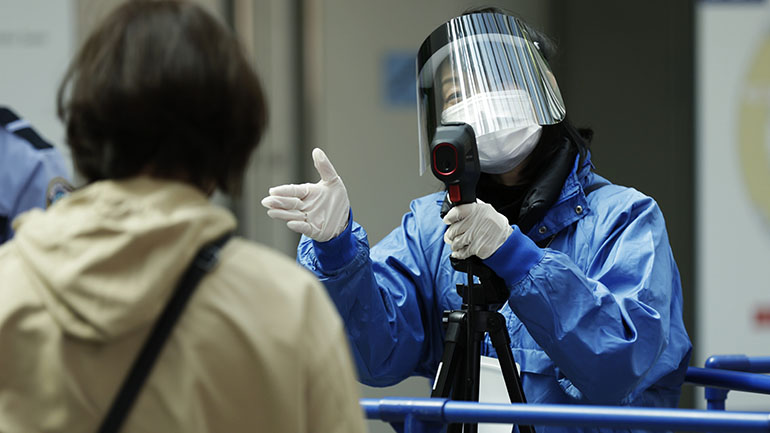 Η Ιαπωνία επεκτείνει τα αυστηρά περιοριστικά μέτρα και σε άλλες περιοχές