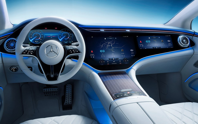 Οι οθόνες καλύπτουν όλο το ταμπλό.