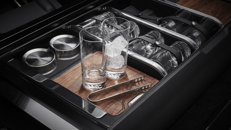 Ειδικές θήκες για ποτήρια και αξεσουάρ για την κατασκευή κοκτέιλ.