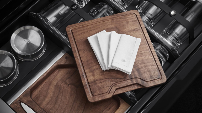 Το συρτάρι βρίσκεται κάτω από το πάτωμα του πορτμπαγκάζ.