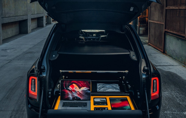 Τοποθετείς laptop, tablet και μικρές αποσκευές. 