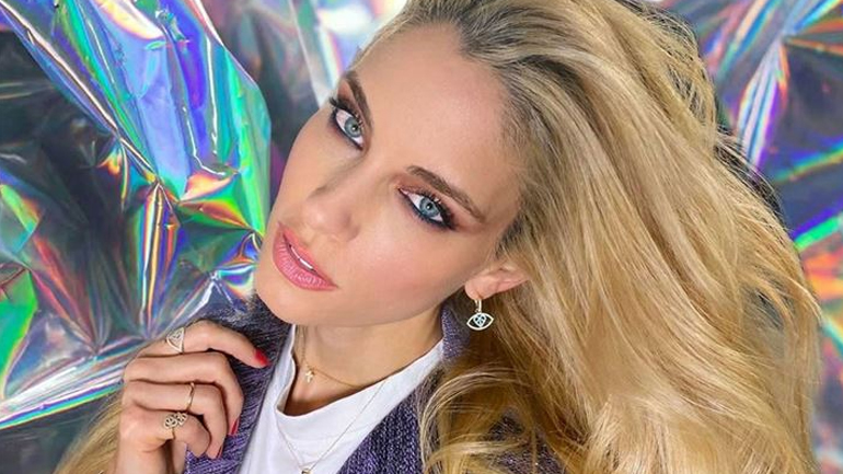 Τα neon orange mules της Δούκισσας Νομικού που θέλουμε να αποκτήσουμε αυτή τη σεζόν