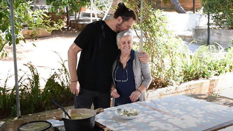 Ο Δημήτρης Μακρυνιώτης και η μαμά του Γιώργου Μαζωνάκη φτιάχνουν παραδοσιακή μαγειρίτσα