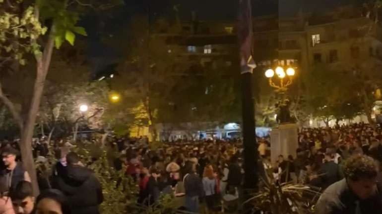 Κορωνοπάρτι στην Κυψέλη – Εκατοντάδες άτομα στην πλατεία Αγ. Γεωργίου