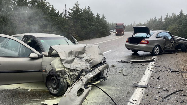 Σοβαρό τροχαίο έξω από τη Λαμία – Τέσσερα άτομα στο νοσοκομείο