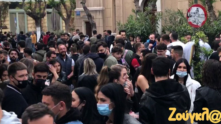 Συνωστισμός στην πλατεία Κολωνακίου και στου Ψυρρή – Τι κατέγραψε ο φακός του zougla.gr