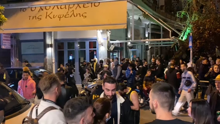 Κυψέλη: Επιτέθηκαν σε αστυνομικούς και έσπασαν αυτοκίνητα