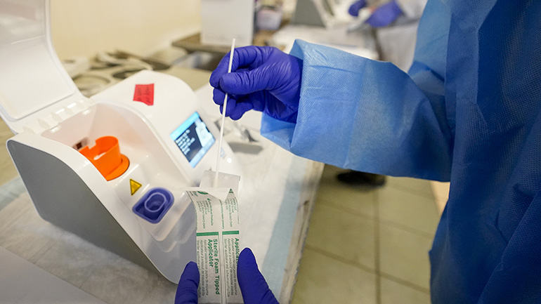 Η Βρετανία ερευνά μια παραλλαγή του κορωνοϊού που ταυτοποιήθηκε στην Ινδία